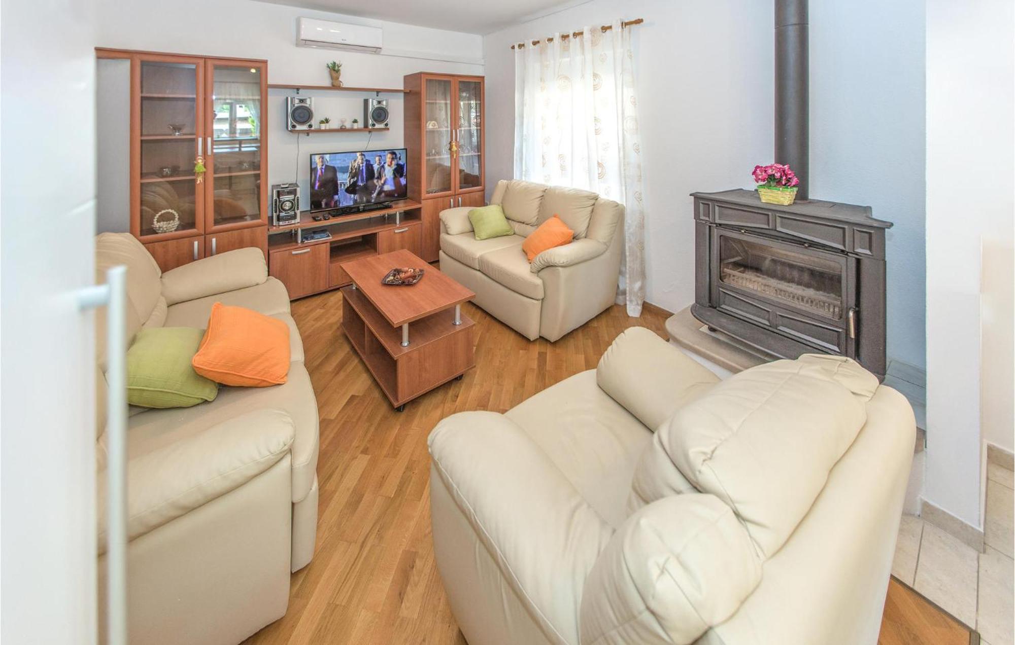 3 Bedroom Lovely Home In Plat Mlini Kültér fotó